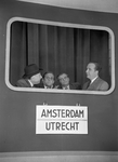 834023 Afbeelding van een scene uit het programma ABC Expres van het ABC-cabaret, met rechts cabaretier Wim Kan.